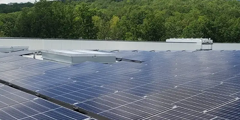 panneaux solaires sur une toiture terrasse d'un bâtiment tertiaire