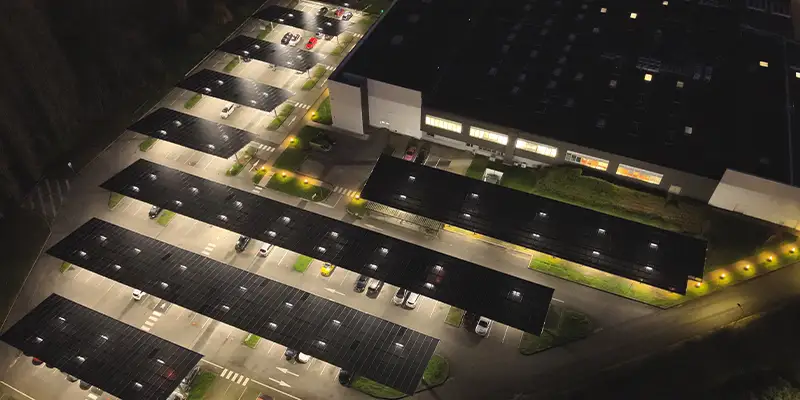 Ombrière photovoltaïque de parking industrielle de nuit
